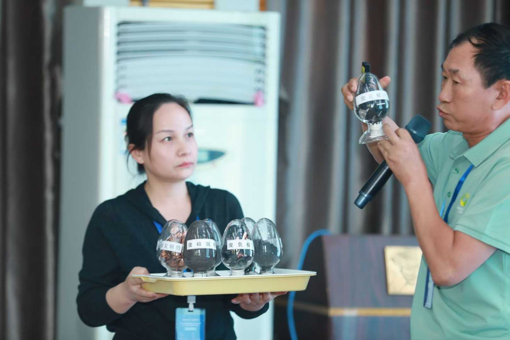 河南巨鋒在講解廢舊鋰電池回收后的材料 河南巨鋒在講解廢舊鋰電池回收后的材料